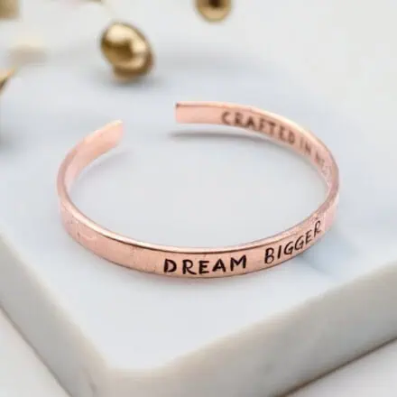 Inspirations Kobber armbånd med tekst dream bigger inspirations armbånd